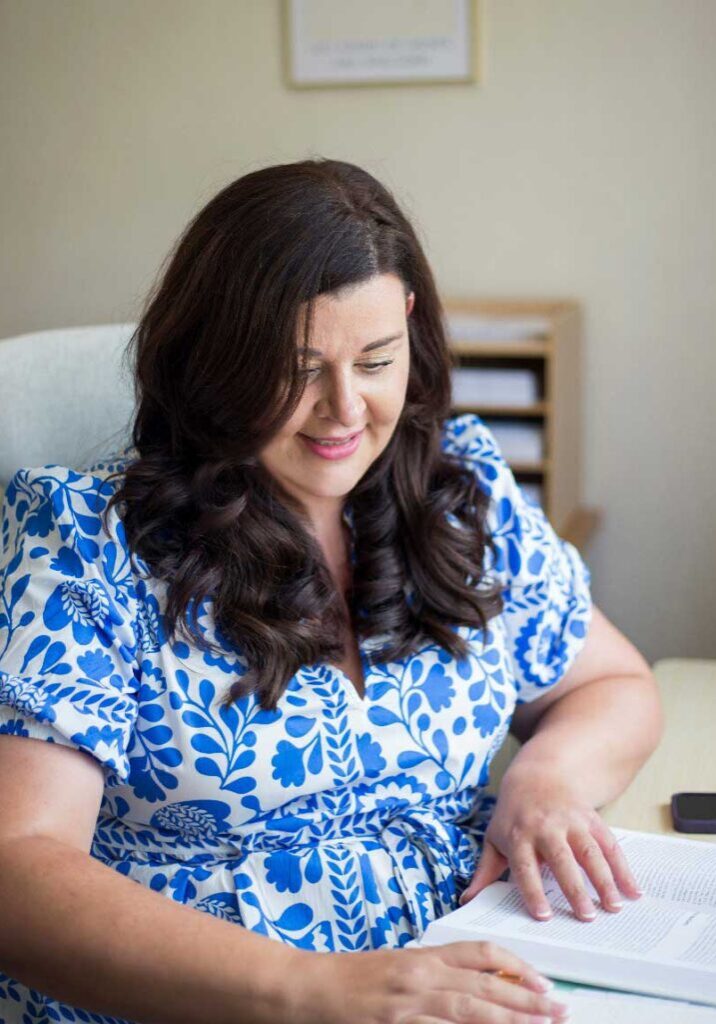 jenny-randall-therapist-in-office-wirral